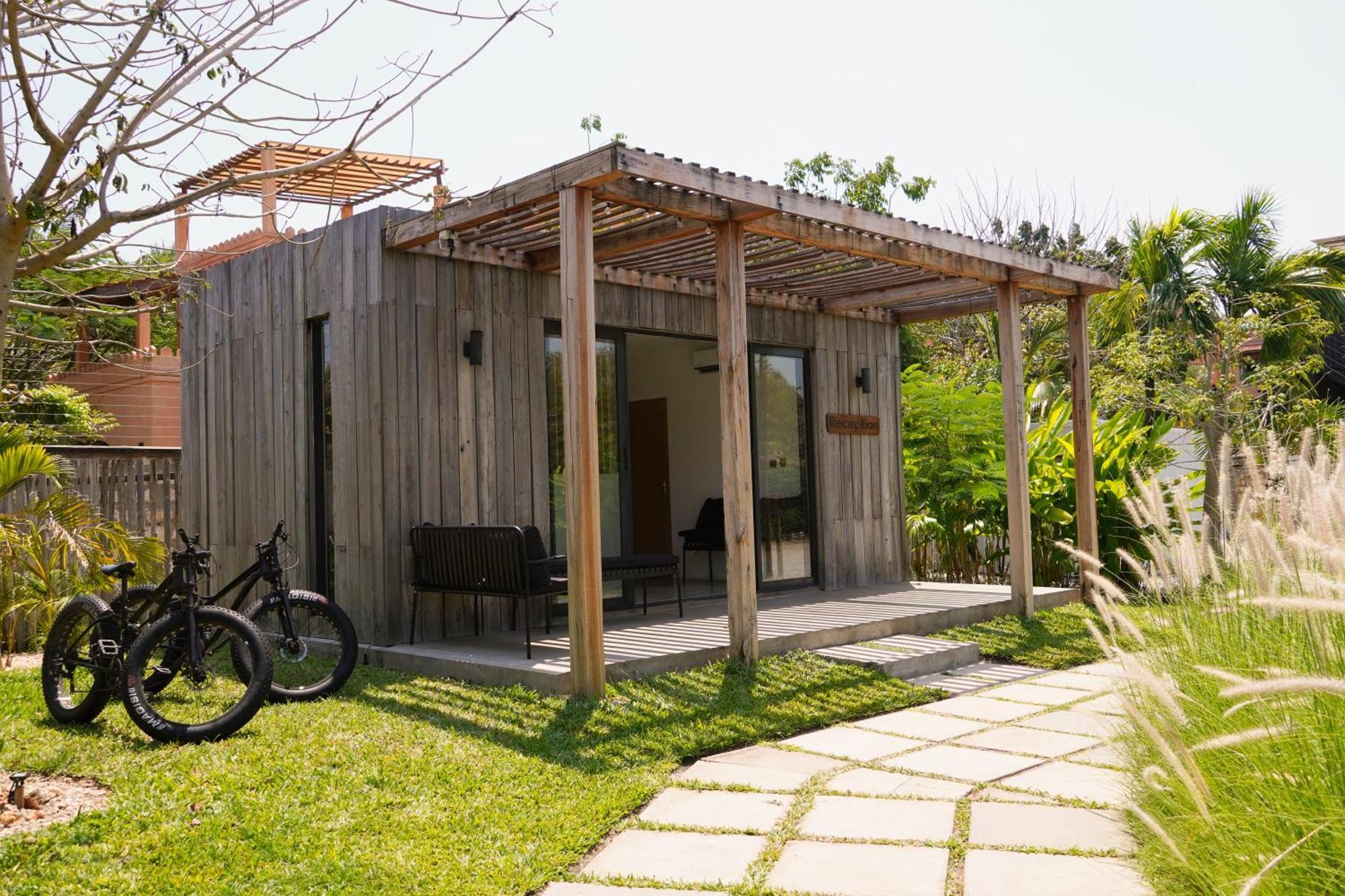 Lalagalu - Beachfront Ecocabins Diani Beach Exterior photo