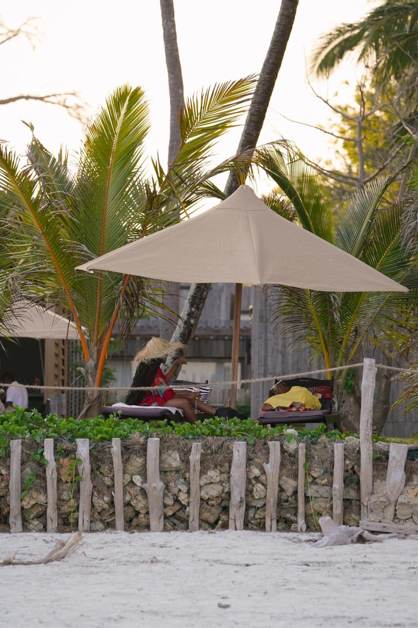 Lalagalu - Beachfront Ecocabins Diani Beach Exterior photo